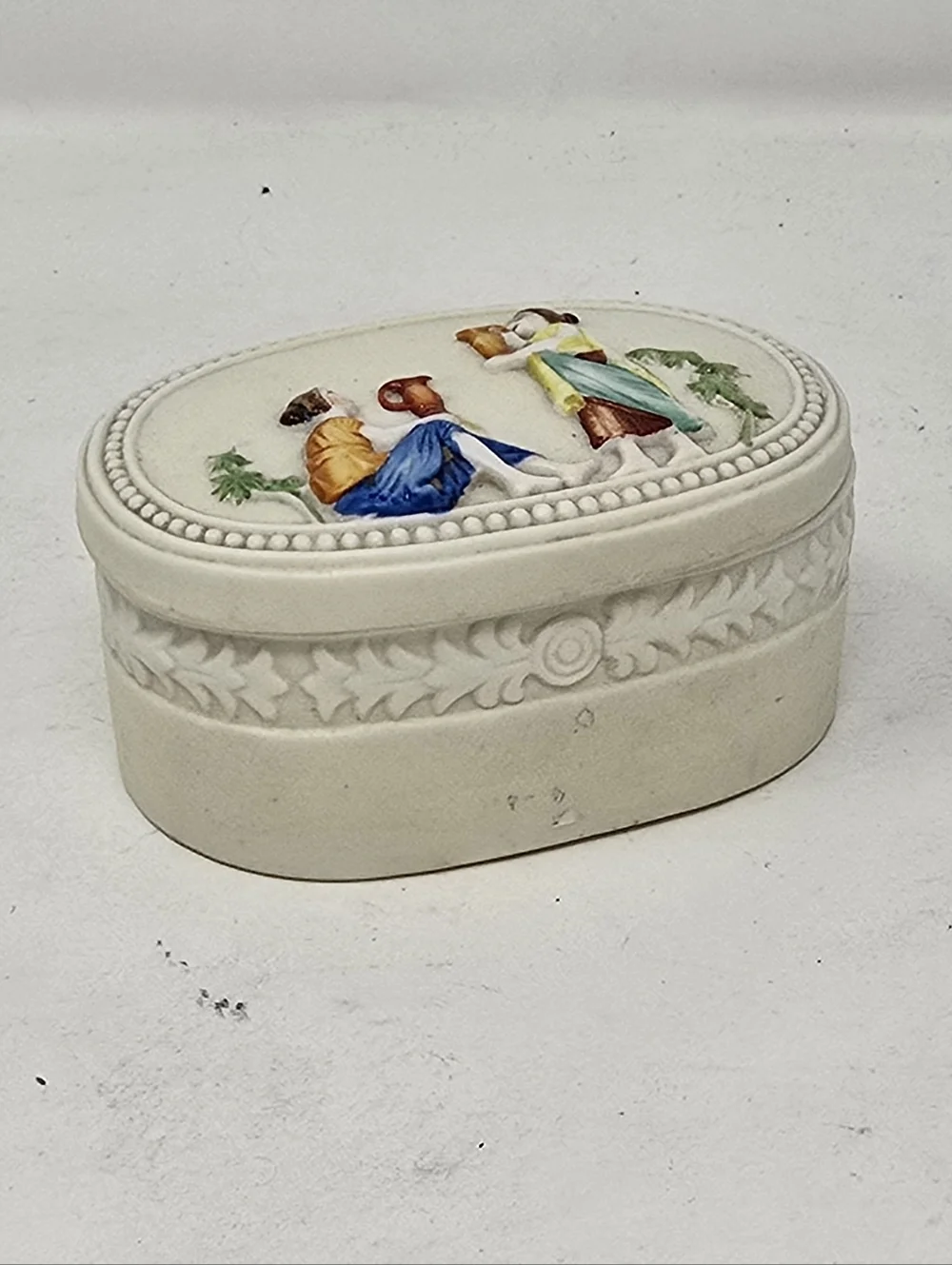 Vtg bisque porcelain lidded trinket vanity box hand‎ painted relief romantic